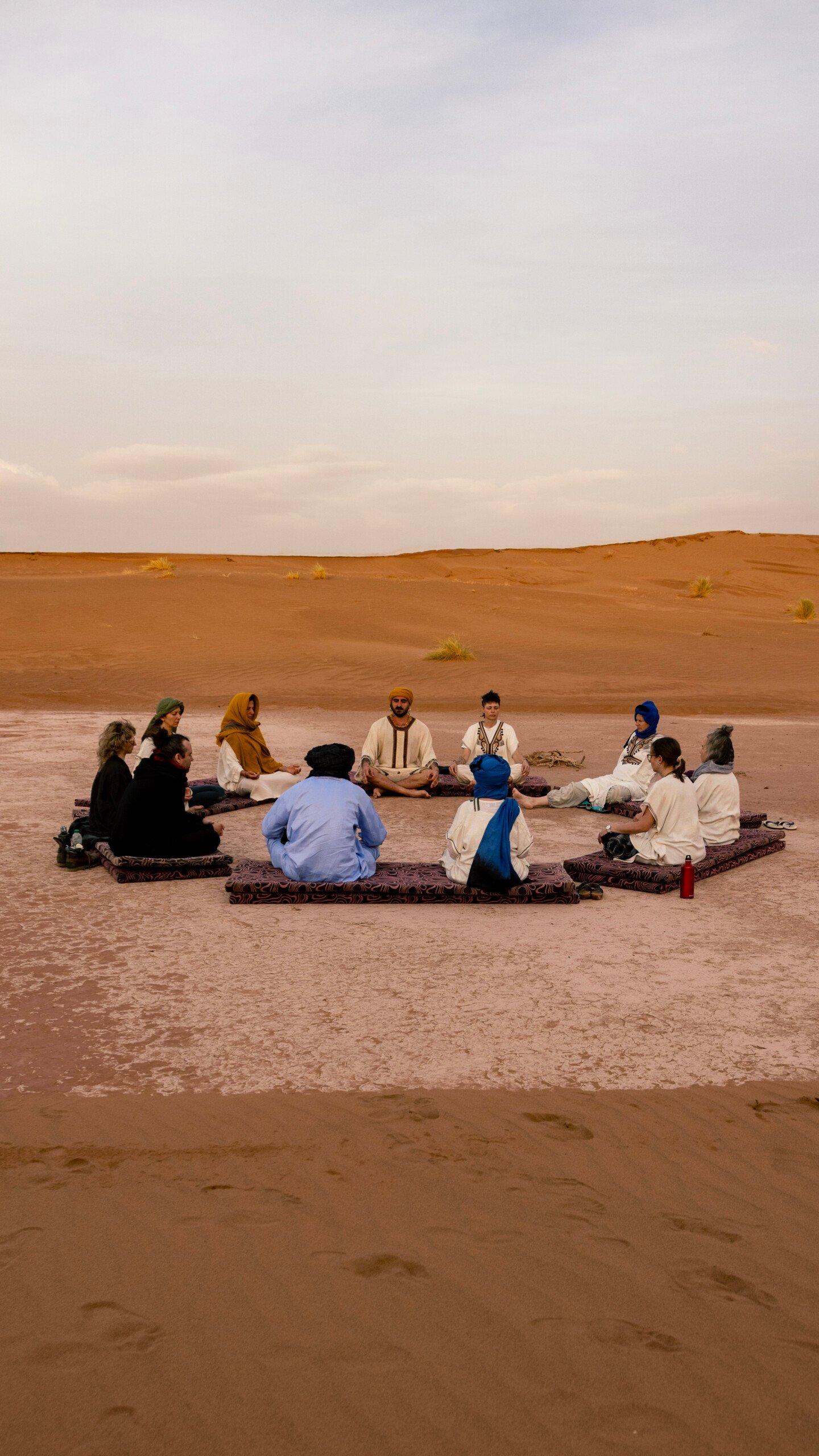 Yoga au lever du soleil à Erg Chigaga Yoga au lever du soleil dans le Sahara marocain