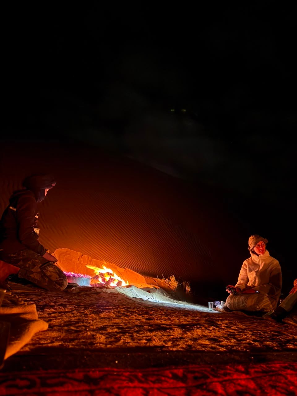 Lever de soleil sur les dunes de l'Erg Chigaga et familles nomades