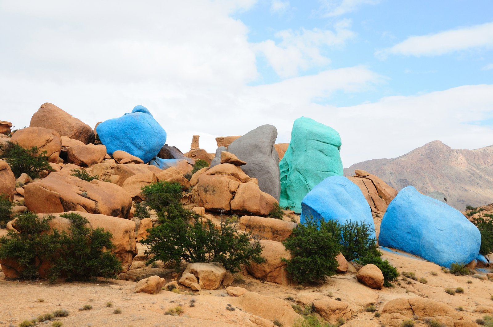 Roches roses de Tafraoute et village d'Aït Baha dans l'Anti-Atlas