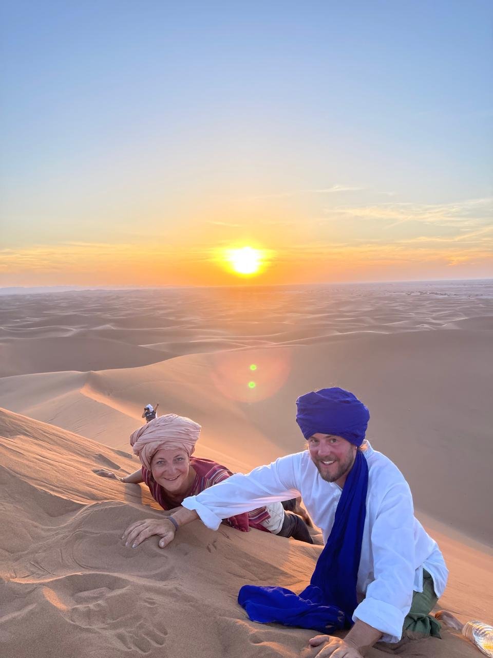 Coucher de soleil dans le désert Erg Chigaga Coucher de soleil pendant une randonnée à Erg Chigaga au Maroc