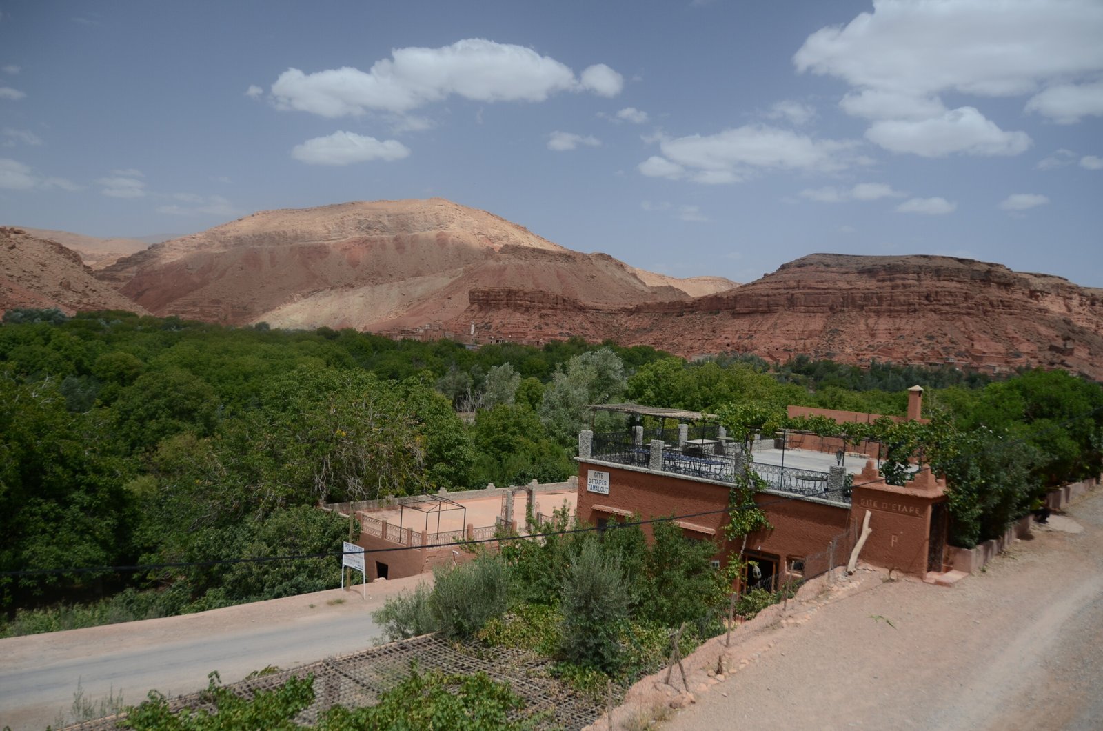 Maisons troglodytes de Bou Tharar et Vallée des Roses vers Ouarzazate