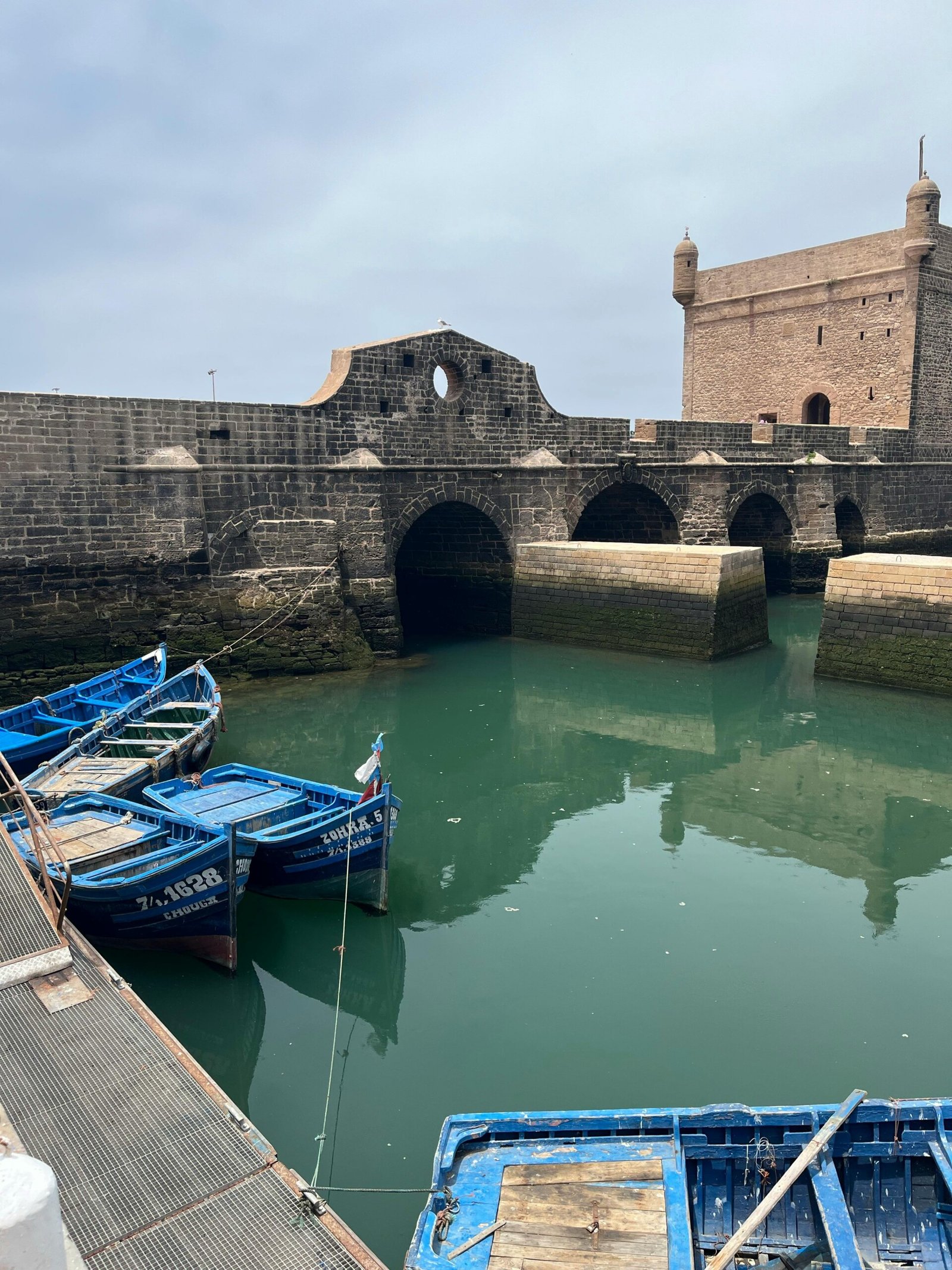 Remparts et port bleu et blanc d'Essaouira sur l'Atlantique